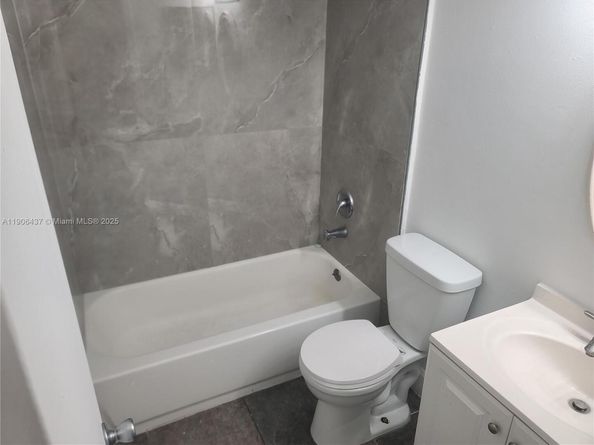 7195 NW 179th St 212, Hialeah FL 33015