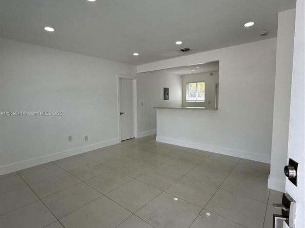 301 NW 34th St, Miami FL 33127