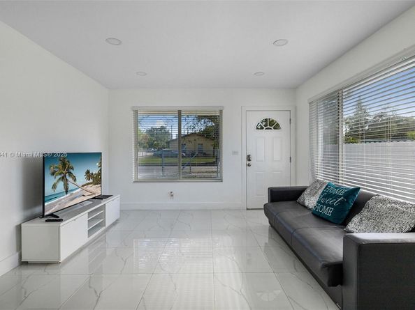 301 NW 34th St, Miami FL 33127