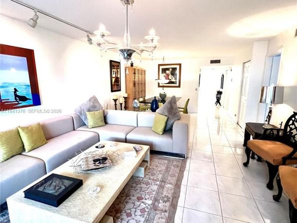 408 Lakeview Dr 102, Weston FL 33326