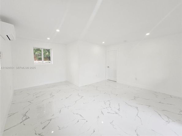 2530 NW 111th St, Miami FL 33167