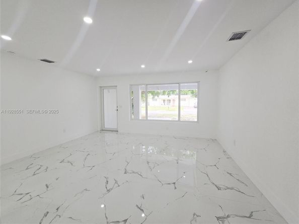 2530 NW 111th St, Miami FL 33167