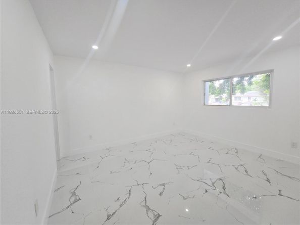 2530 NW 111th St, Miami FL 33167