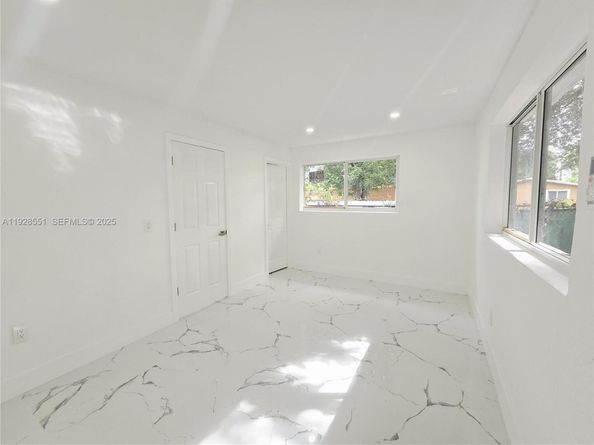 2530 NW 111th St, Miami FL 33167