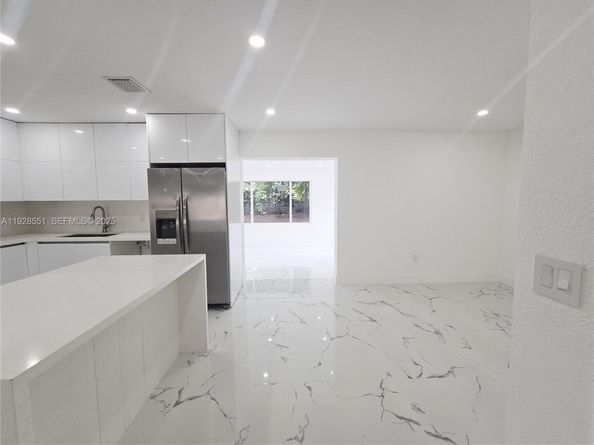 2530 NW 111th St, Miami FL 33167