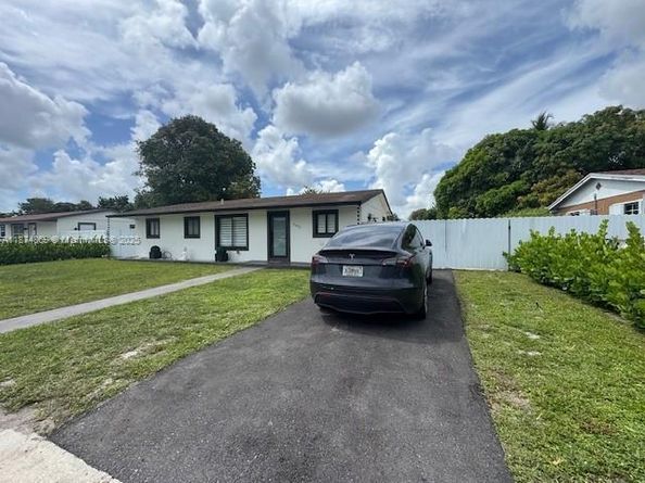 3442 NW 182nd St, Miami Gardens FL 33056