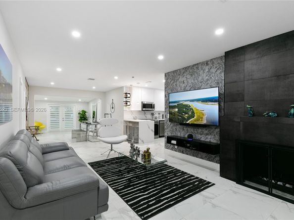 2376 NW 2nd St, Miami FL 33125