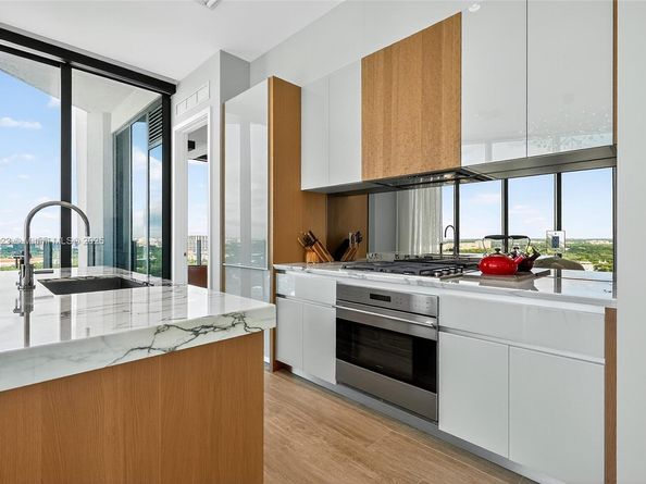 2831 S Bayshore Dr PH8, Miami FL 33133
