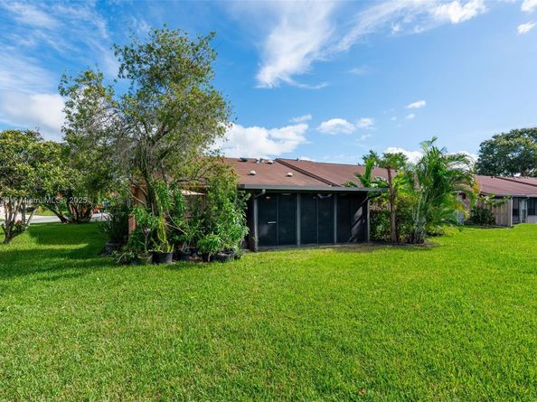 2 Flint Way, Boynton Beach FL 33426