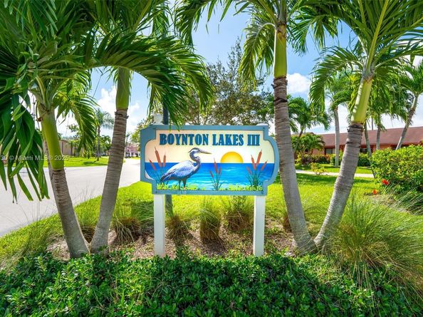 2 Flint Way, Boynton Beach FL 33426