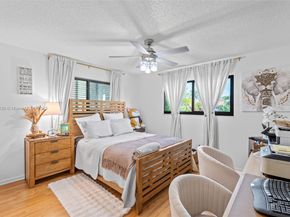 2 Flint Way, Boynton Beach FL 33426
