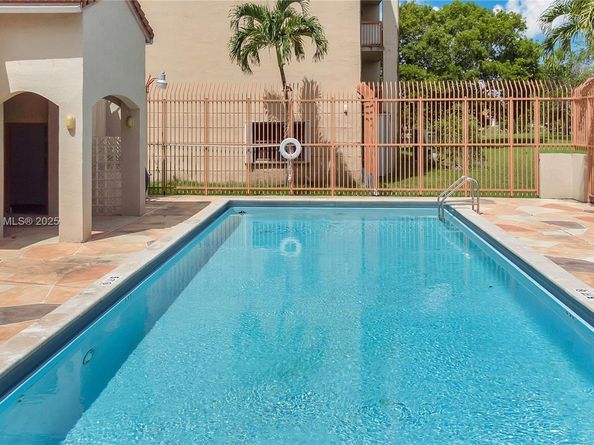 10227 NW 9th St Cir 3043, Miami FL 33172