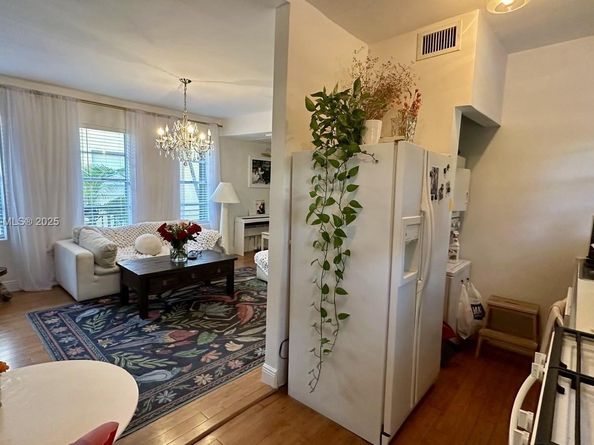 4812 Pine Tree Dr 204, Miami Beach FL 33140