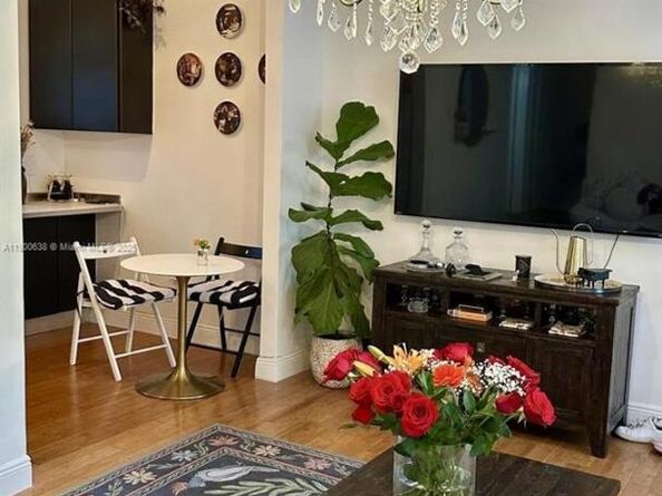 4812 Pine Tree Dr 204, Miami Beach FL 33140