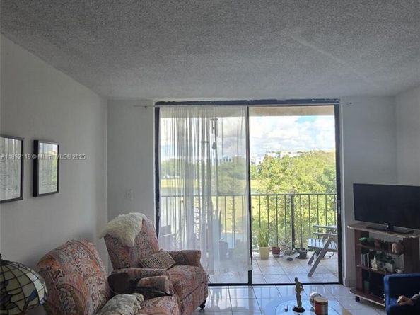 9688 Fontainebleau Blvd 409, Miami FL 33172