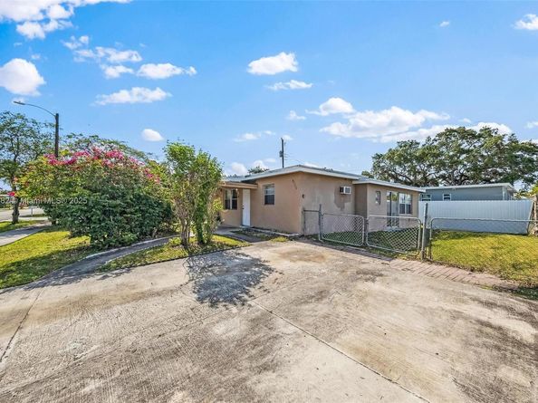 5720 SW 40th Ct, West Park FL 33023