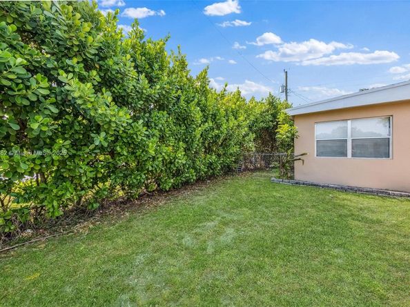 5720 SW 40th Ct, West Park FL 33023