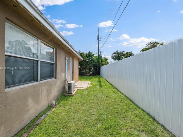5720 SW 40th Ct, West Park FL 33023