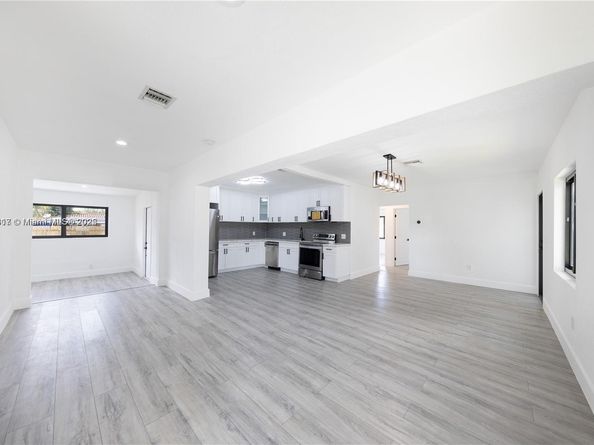 271 NW 143rd St, Miami FL 33168