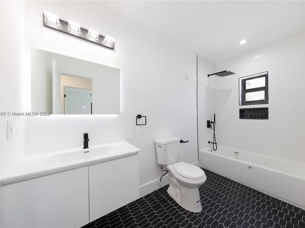 271 NW 143rd St, Miami FL 33168