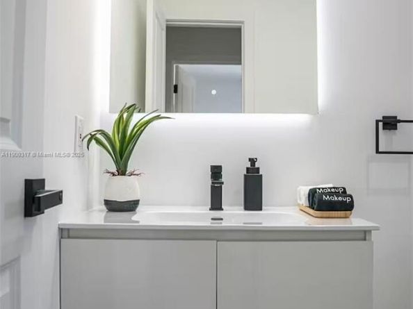 271 NW 143rd St, Miami FL 33168