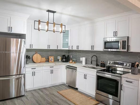 271 NW 143rd St, Miami FL 33168