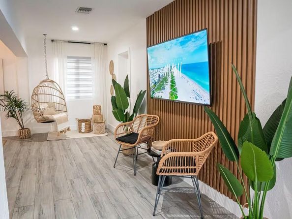 271 NW 143rd St, Miami FL 33168