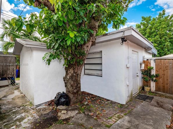 810 NW 24th Ct, Miami FL 33125