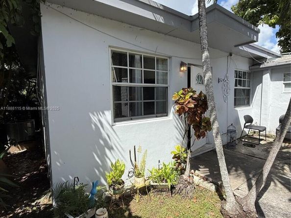 810 NW 24th Ct, Miami FL 33125