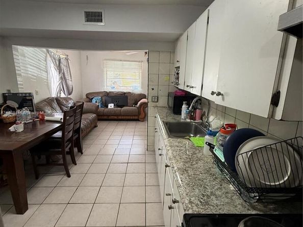 810 NW 24th Ct, Miami FL 33125