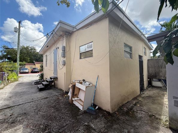 810 NW 24th Ct, Miami FL 33125