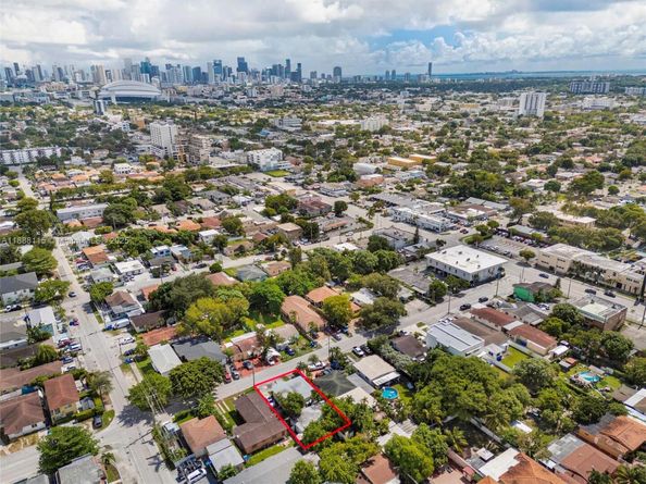 810 NW 24th Ct, Miami FL 33125