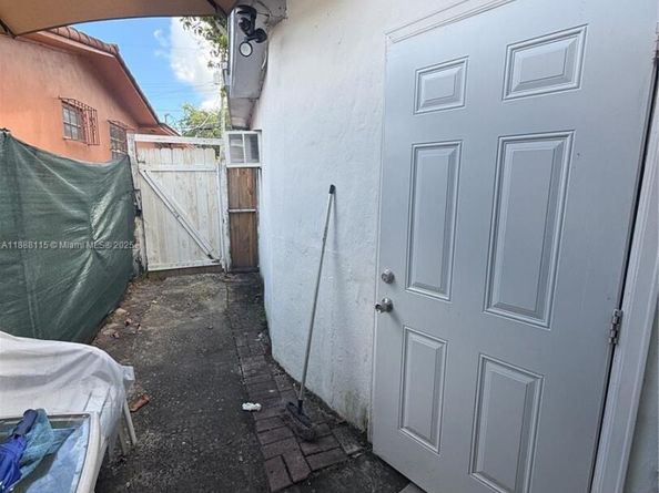 810 NW 24th Ct, Miami FL 33125