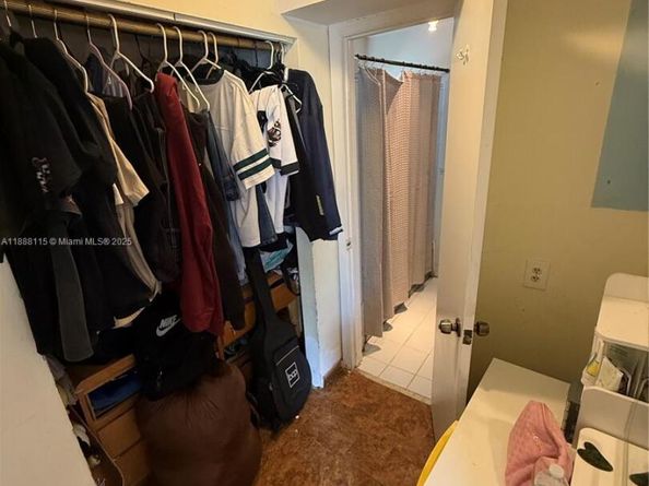 810 NW 24th Ct, Miami FL 33125