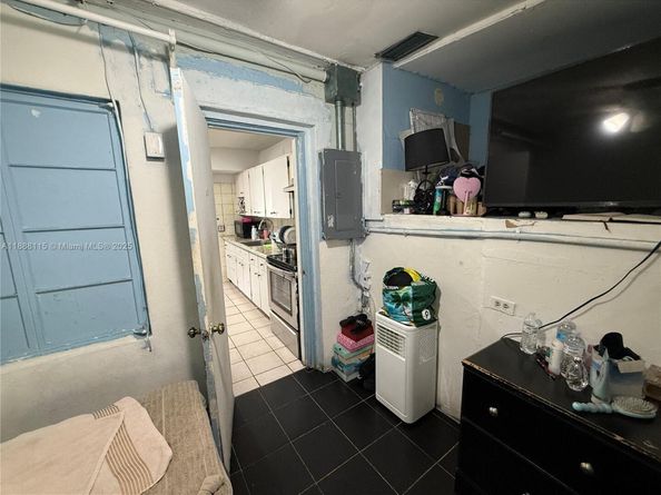 810 NW 24th Ct, Miami FL 33125