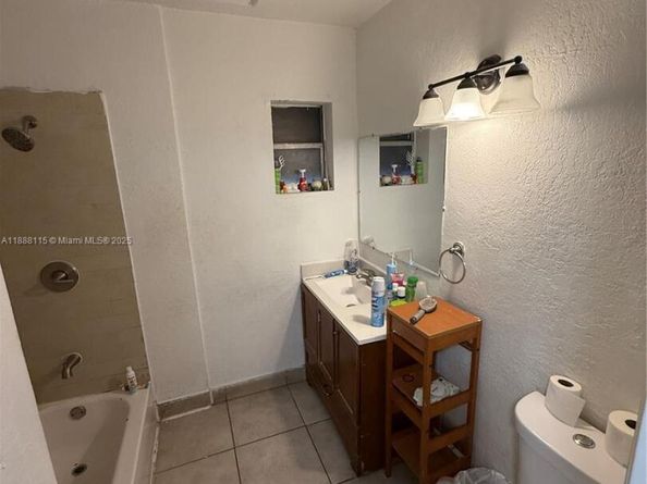 810 NW 24th Ct, Miami FL 33125