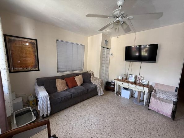 810 NW 24th Ct, Miami FL 33125
