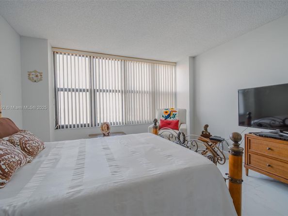 2500 Parkview Dr 1111, Hallandale Beach FL 33009