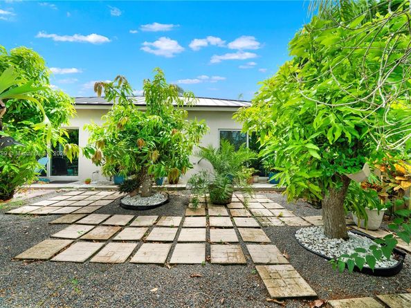 15577 SW 138th Ter, Miami FL 33196