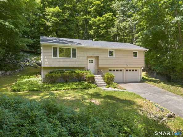 2 Oakwood Drive, New Fairfield CT 06812