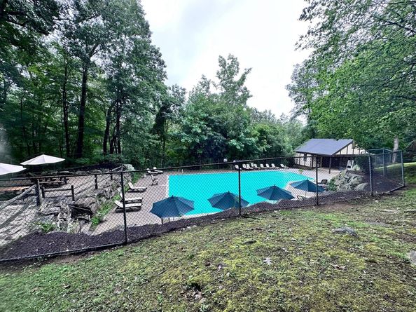 6 Essex Court 6, Brookfield CT 06804