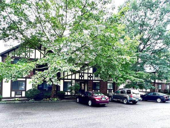 6 Essex Court 6, Brookfield CT 06804