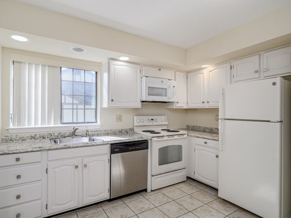 6 Essex Court 6, Brookfield CT 06804
