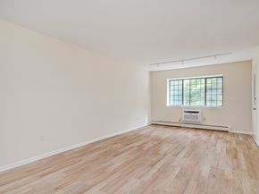 6 Essex Court 6, Brookfield CT 06804