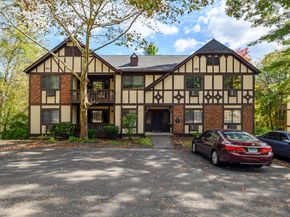 6 Essex Court 6, Brookfield CT 06804