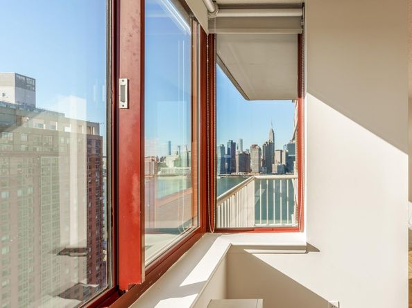 4-74 48th Avenue 35L, Queens NY 11109