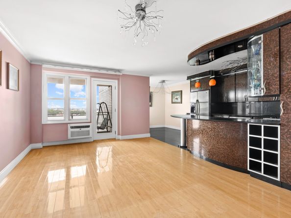 370 Ocean Parkway 11J, Brooklyn NY 11218