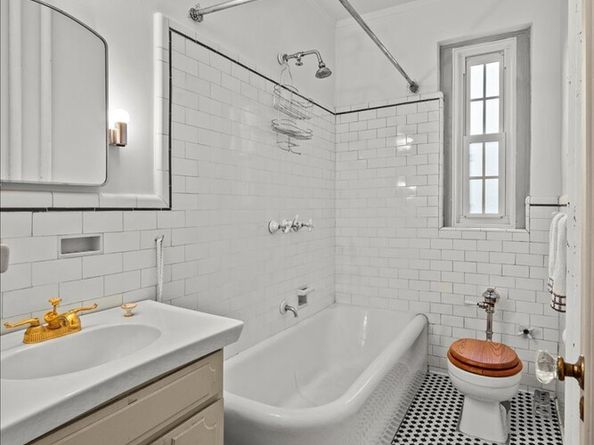 525 West 238th Street 2B, Bronx NY 10463