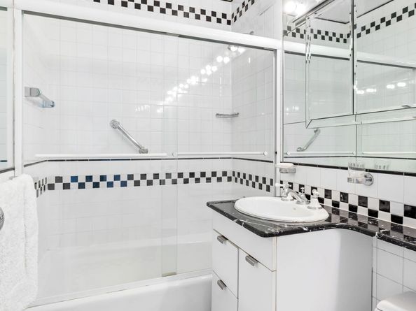 201 East 17th Street 32G, New York NY 10003