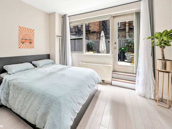 321 East 48th Street 1L, New York NY 10017